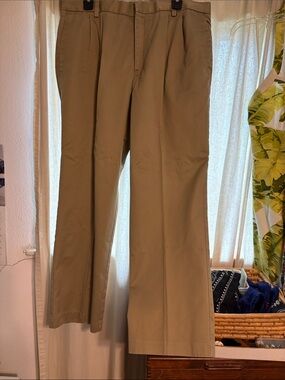 Dockers Men's Khaki Pleated Chinos in Tan